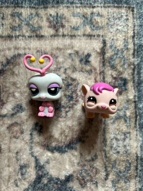 LPS Littlest Pet Shop Purple Lovebug #1405 & Pink Guinea Pig #1406